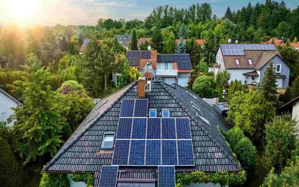 Making-Solar-Work-for-You-Understanding-How-Solar-Panels-Work-on-a-House-featured