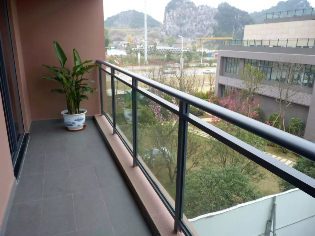 Balcony glass railing