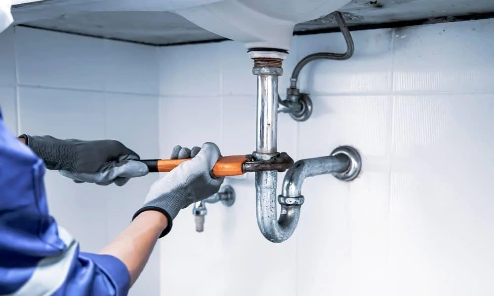 Repair the water pipe of the washbasin
