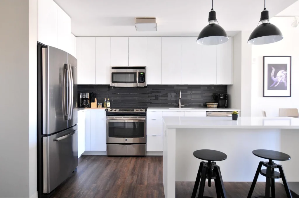 Sleek Modern Kitchen with Contrasting Tiles